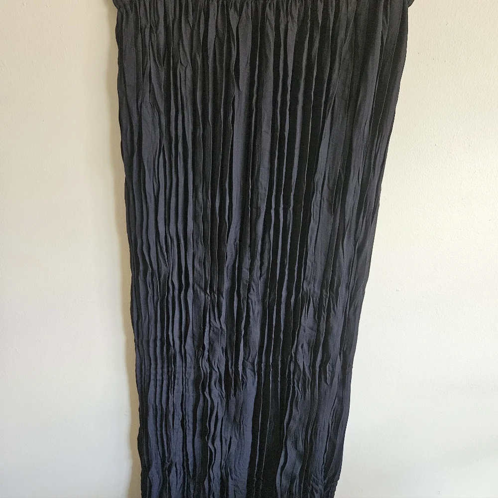 Norm Thompson Portland Oregan Elegant Black Pleated Skirt Size Large.